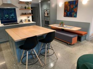 King Suite with Cooks Kitchen Near UW & Lake 20 mins to Stadiums