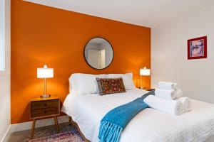 King Suite with Cooks Kitchen Near UW & Lake 20 mins to Stadiums