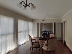 5 ambientes nuevo con balcón y patio en el centro