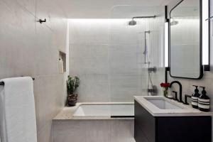 Modern 2BR Brooklyn Retreat Near Manhattan with Private Backyard