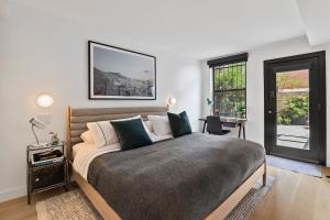 Modern 2BR Brooklyn Retreat Near Manhattan with Private Backyard