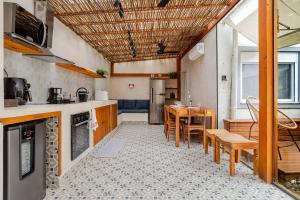 Thali House com Varanda Gourmet e churrasqueira, Piscina, 950M da praia, WiFi, AC, 2 vagas para carro