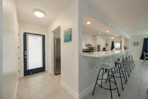 Lux 5 bed-3 bath Canal Front, with Pool in DT Cape