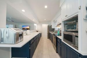 Lux 5 bed-3 bath Canal Front, with Pool in DT Cape