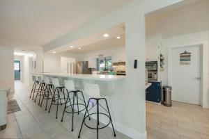 Lux 5 bed-3 bath Canal Front, with Pool in DT Cape