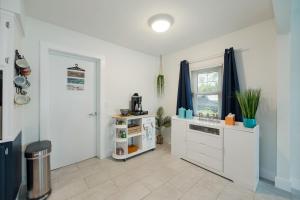 Lux 5 bed-3 bath Canal Front, with Pool in DT Cape