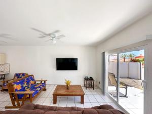 Quiet Mexican-Style Getaway with Spacious Patio