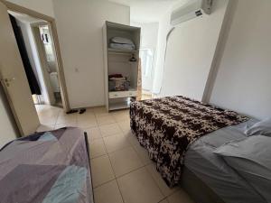 Apartamento centro de Sv, garagem, ar, elevador à 1 quadra da praia
