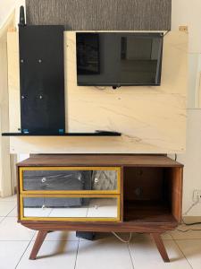 Apartamento centro de Sv, garagem, ar, elevador à 1 quadra da praia