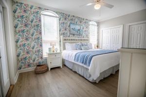 Newly Renovated with Pvt Beach, Beach Ramp, 2 Pools, Sleeps 19 - Peaceful Pelican