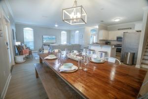 Newly Renovated with Pvt Beach, Beach Ramp, 2 Pools, Sleeps 19 - Peaceful Pelican