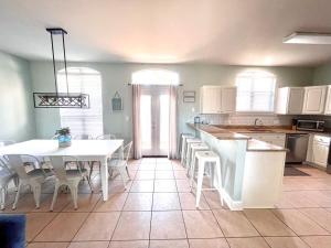 Steps to Pvt beach , Beach ramp, 2 pools, Sleeps 18 - Lazy Marlin
