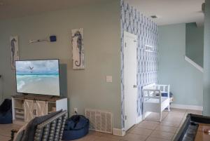 Steps to Pvt beach , Beach ramp, 2 pools, Sleeps 18 - Lazy Marlin