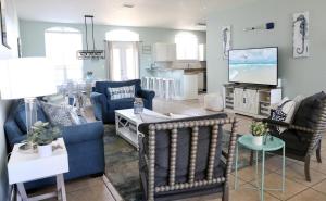 Steps to Pvt beach , Beach ramp, 2 pools, Sleeps 18 - Lazy Marlin