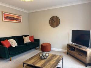 Stylish & spacious harbour-view townhouse with parking