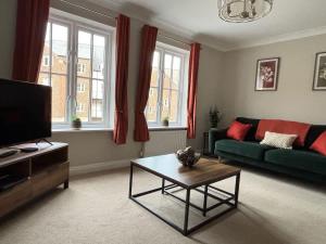 Stylish & spacious harbour-view townhouse with parking