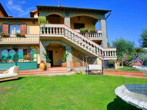 Villa immersa nel verde della Toscana