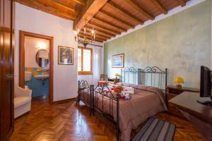 Villa immersa nel verde della Toscana