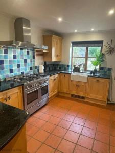 Spacious Village House near Oxford with Woodburner