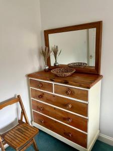 Spacious Village House near Oxford with Woodburner