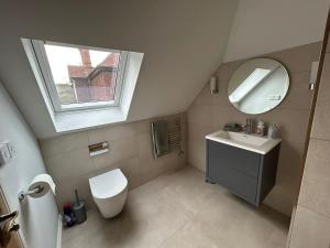 Goring River Retreat with Gym and Wellness Area