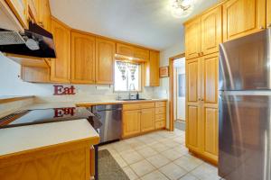 Sip, Fish, Golf and Hike Group-Friendly Quincy Home