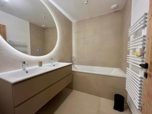 Chalet Ski-In 3 Chambres avec Parking et Wifi - FR-1-459-256