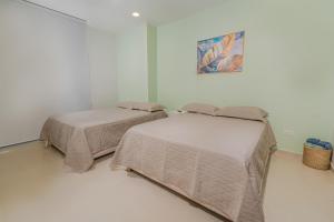 Family Friendly Modern 2BR 2BA Steps to Beach