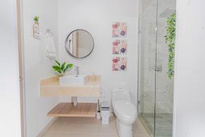 Family Friendly Modern 2BR 2BA Steps to Beach