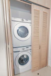 Family Friendly Modern 2BR 2BA Steps to Beach