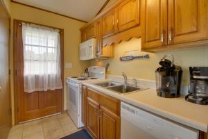 Lakefront Hiwassee Home w Private Dock & Deck!