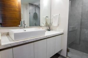 Beautiful 2BR PH, Private rooftop, Sauna, Gym