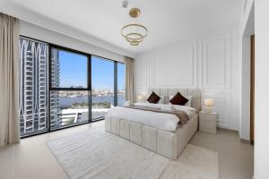 Burj Khalifa Views Luxury Stay with Pool & Gym
