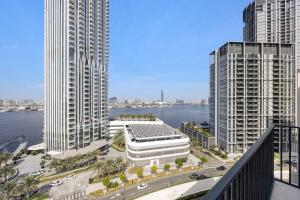 Burj Khalifa Views Luxury Stay with Pool & Gym