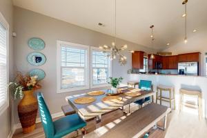 Island Dreams 4BR Retreat: Short walk to Beach with ocean views, pet-friendly