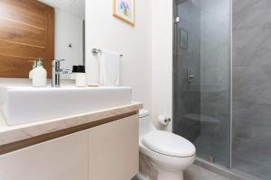 Luxury Condo 1BR Kitchen AC Gym Pool Cinema