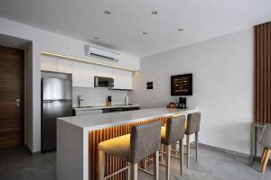 Luxury Condo, 1BR 1BA, 200MB, Gym Sauna Cinema