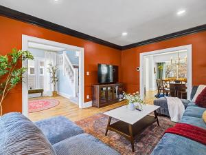 4 Bed 2 Bath Walk to Lakewood Restaurants and Shops