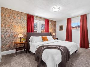 4 Bed 2 Bath Walk to Lakewood Restaurants and Shops