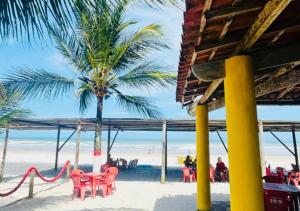 Casa Ampla com4 Suítes Na rua da Praia