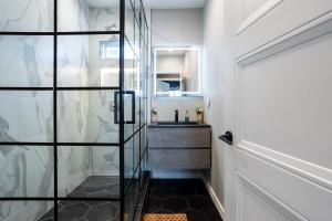 Newly Renovated Bungalow w Free Parking 4min from SoFi, 8min from Airport