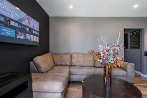 Newly Renovated Bungalow w Free Parking 4min from SoFi, 8min from Airport