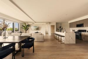 The Velvet Coast - Grand 3BR Artistic Haven