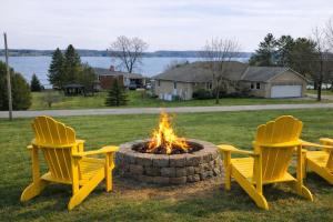 BizLodge Napanee Hillside Bayview Group And Family