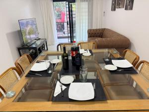 Monte Grande Family Stay - Balcón y parilla