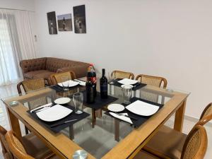 Monte Grande Family Stay - Balcón y parilla