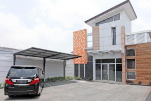 RedDoorz near Hartono Mall 3