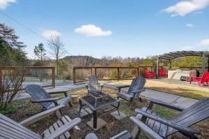 Spacious Home with Hot Tub Game Room Fire Pit Fun-Family Friendly