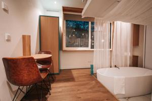The Amsterdam Houseboat Family - de Jordaan Brand New Houseboat!
