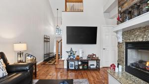 Crestline Retreat by AvantStay Luxury Mountain Condo with Hot Tub BBQ Game Room Steps to Big Boulder